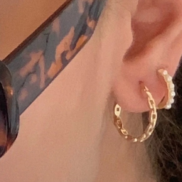 Faux pearl huggie earrings - Picture 3 of 3